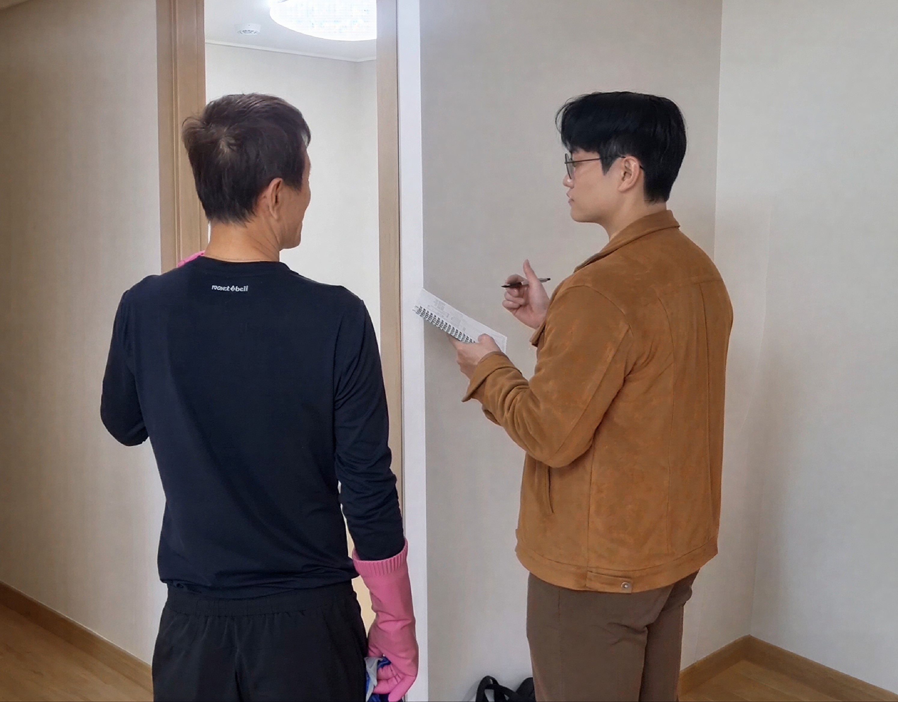 고객사 현장을 직접 찾아가 점검하는 모습