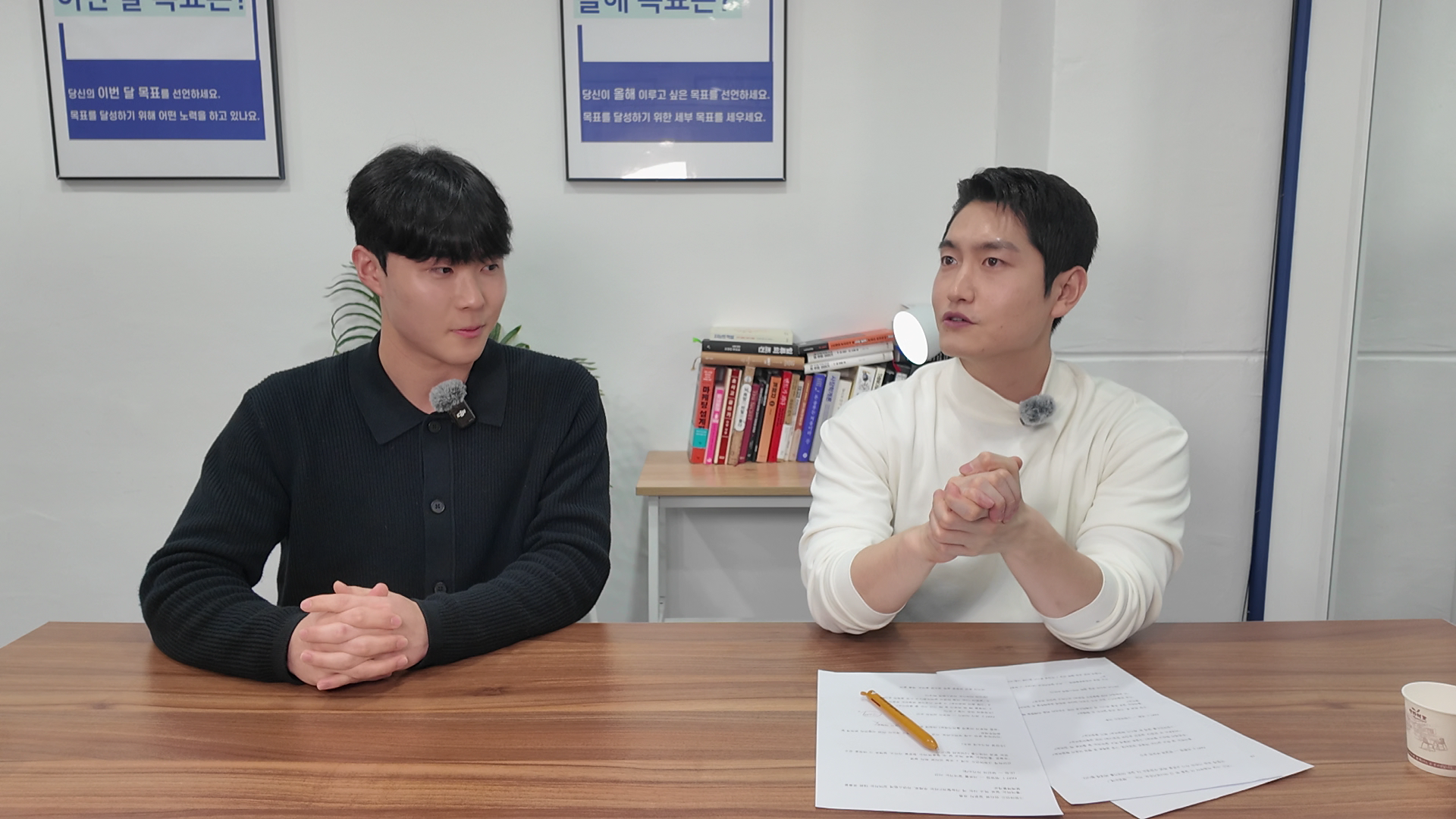 사무실에서 마케팅 구조를 놓고 이야기하는 모습