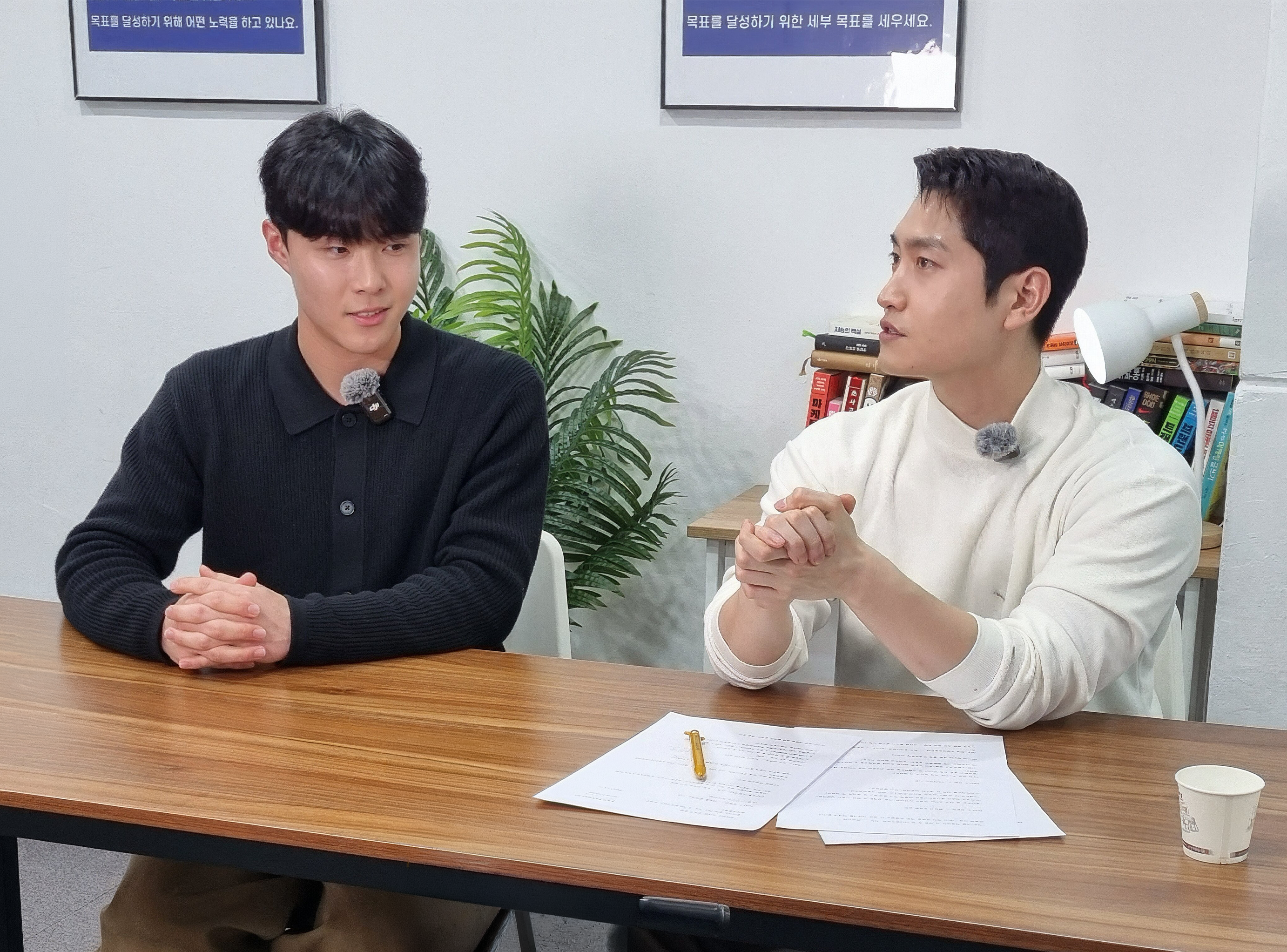 고객사 대표님과 마주 앉아 인터뷰하는 모습